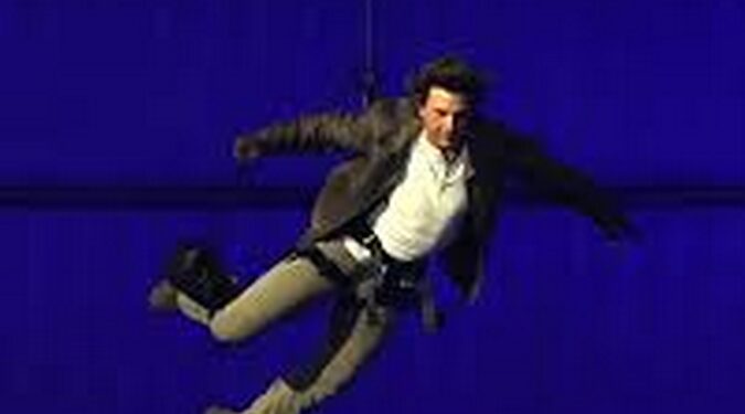 Tom Cruise descend du toit du stade pour une finale olympique audacieuse