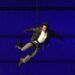 Tom Cruise descend du toit du stade pour une finale olympique audacieuse