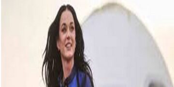 🚀 Katy Perry de retour sur Terre après son voyage dans l’espace : un moment historique pour la chanteuse et pour les femmes